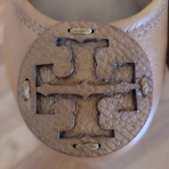 Authentic Tory Burch Reva Tumbled Leather Tan Flats Size 11 - Picture 5 of 10
